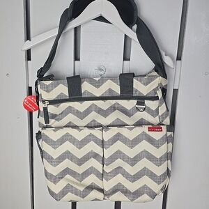 Skip Hop Duo Signature Diaper Bag Baby Messenger Tote Chevron‎ Cream Grey